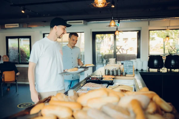 Collega's van Stuurlui pakken lunch in de kantine