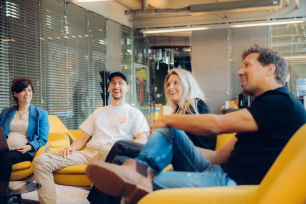Team van Stuurlui in overleg in gele stoelen
