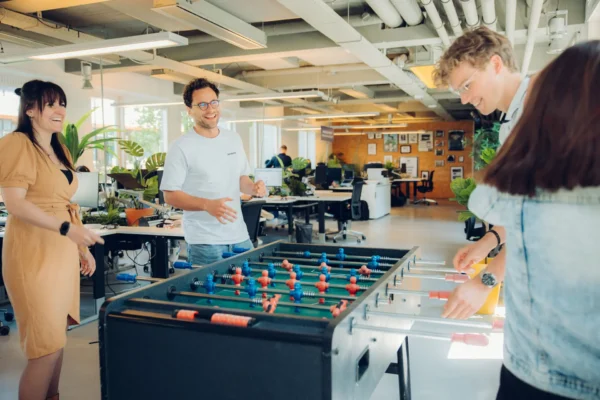Collega's van Stuurlui spelen tafelvoetbal op kantoor
